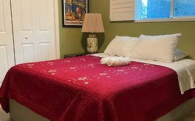 Private La Bedroom W Private Half-Bathroom - Ac - Wifi - Private Fridge -Smart Tv